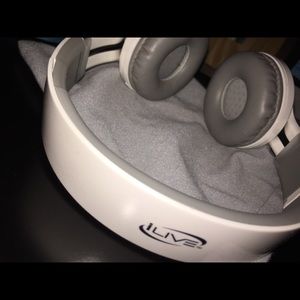BlueTooth iLive Headphones Grey Case & Charger